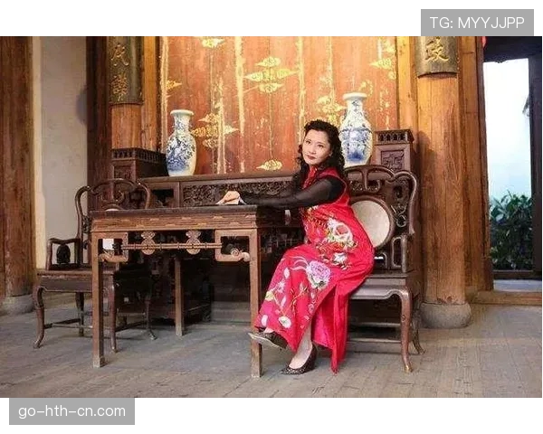 刷到朱雪莹训练像战士、出门像贵妇的同一人照，我笑抽了