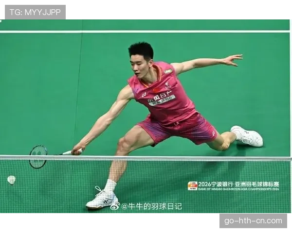 李诗沣训练完直接瘫在场边啃蛋白棒，这自律程度我真绷不住了